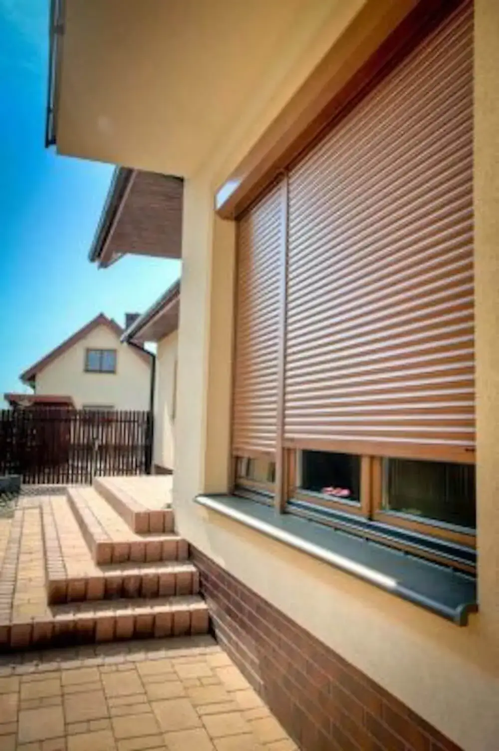 Ile naprawdę kosztują rolety zewnętrzne na okna? Sprawdź, jak nie przepłacić!