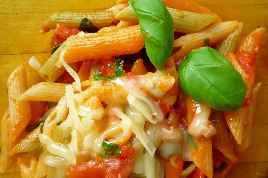 Makaron penne z sosem – proste przepisy na pyszne dania w 35 minut