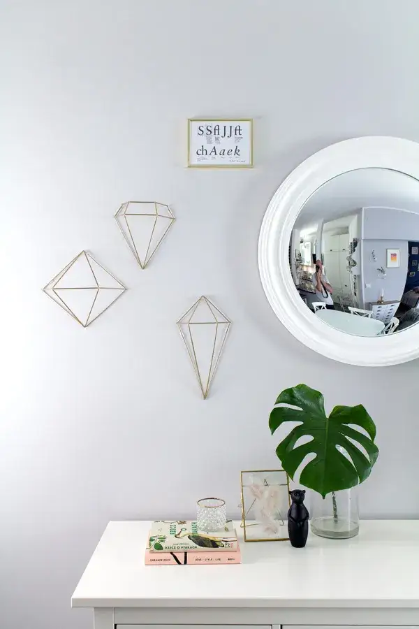 Co powiesić na ścianie w salonie? 10 inspirujących pomysłów na dekorację