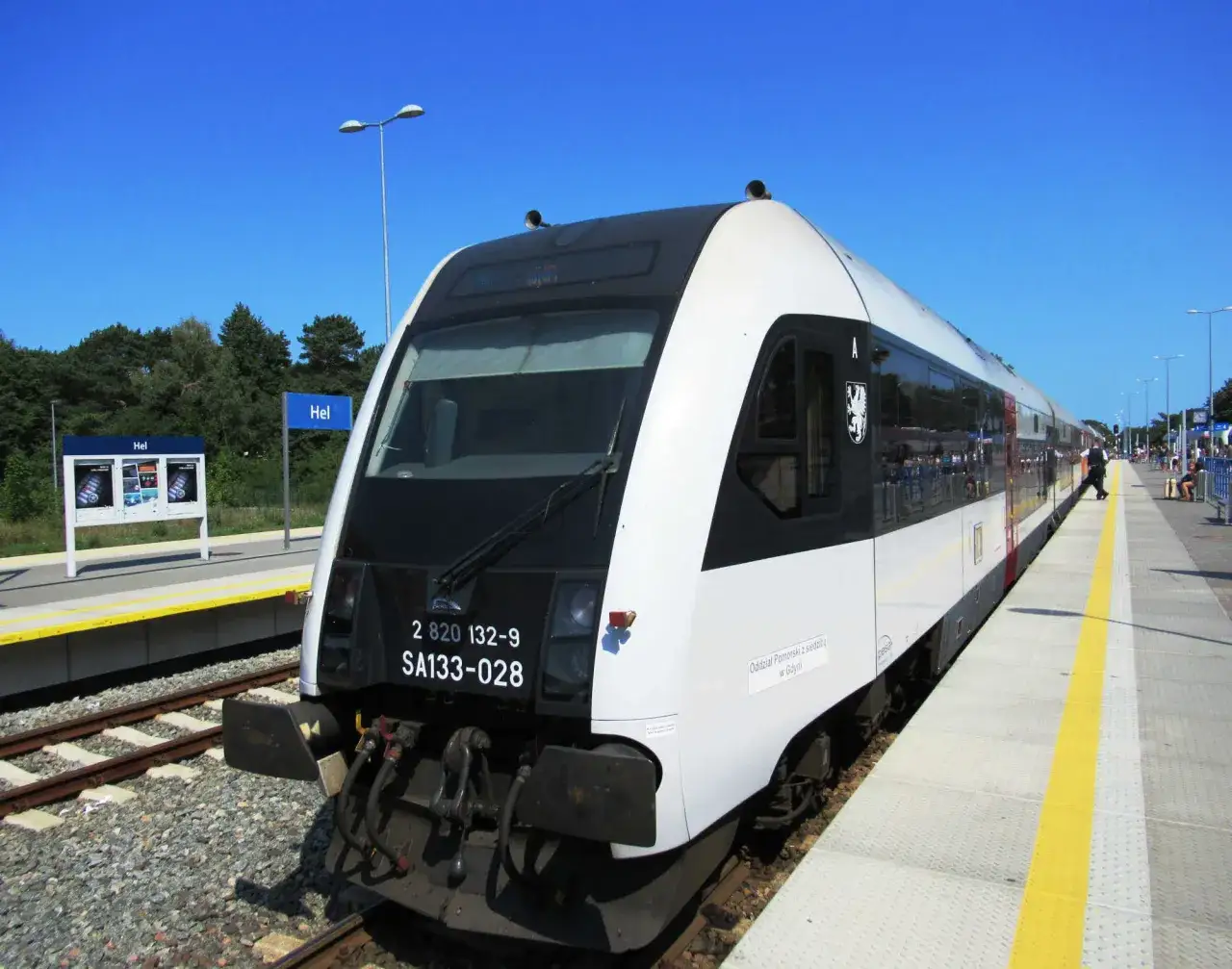 Jak dojechać na Hel pociągiem – praktyczne informacje o trasach i cenach biletów