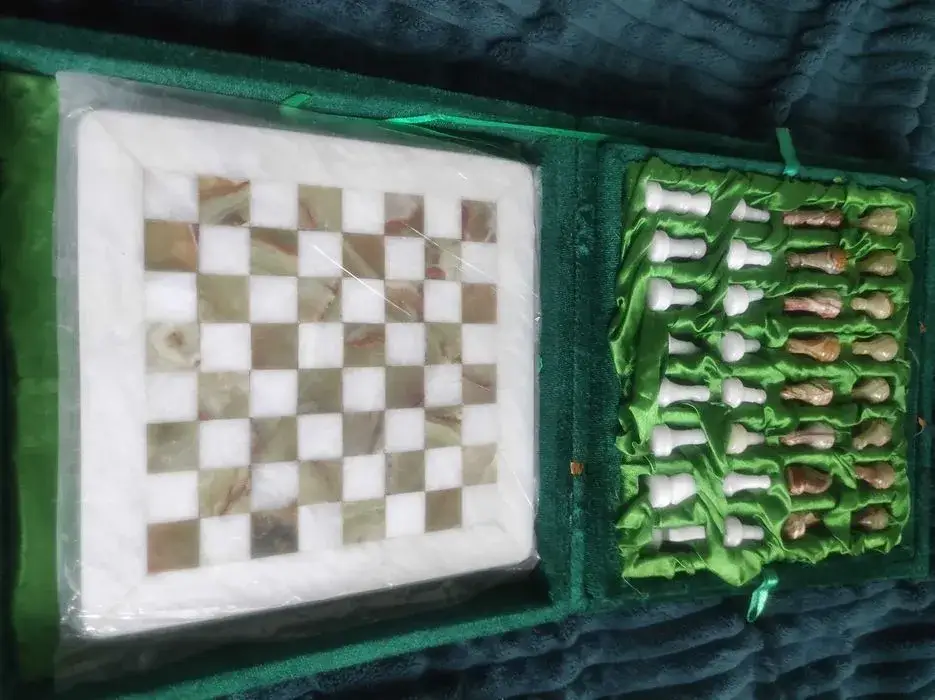 Ręcznie rzeźbione szachy z onyksu - elegancja i wyjątkowe ceny