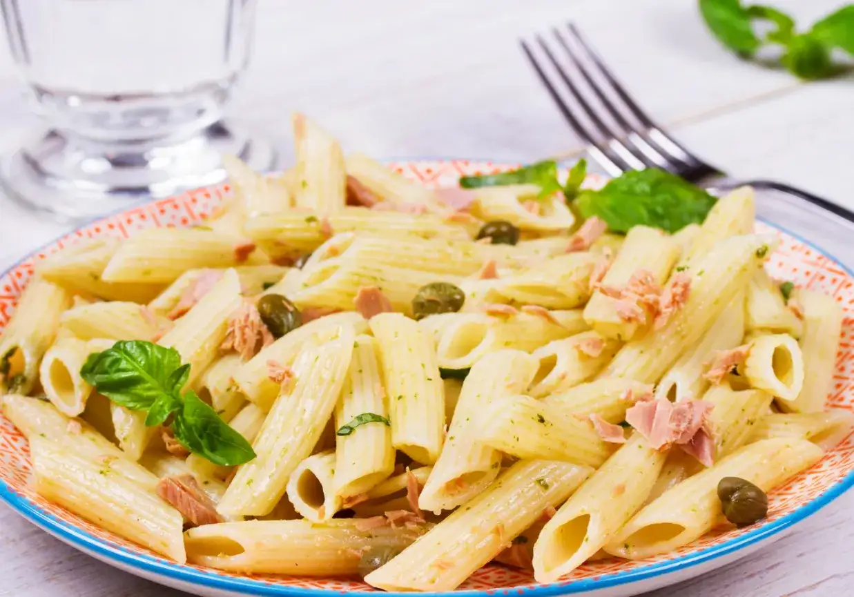 Prosty przepis na makaron penne z tuńczykiem i pomidorami w 20 minut