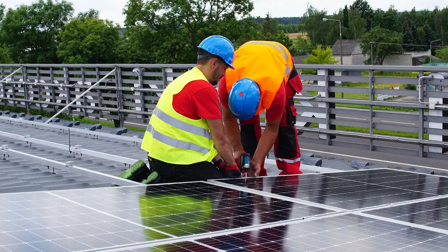 Ile paneli fotowoltaicznych potrzeba na 4kW? Koszt instalacji PV 4kW z montażem