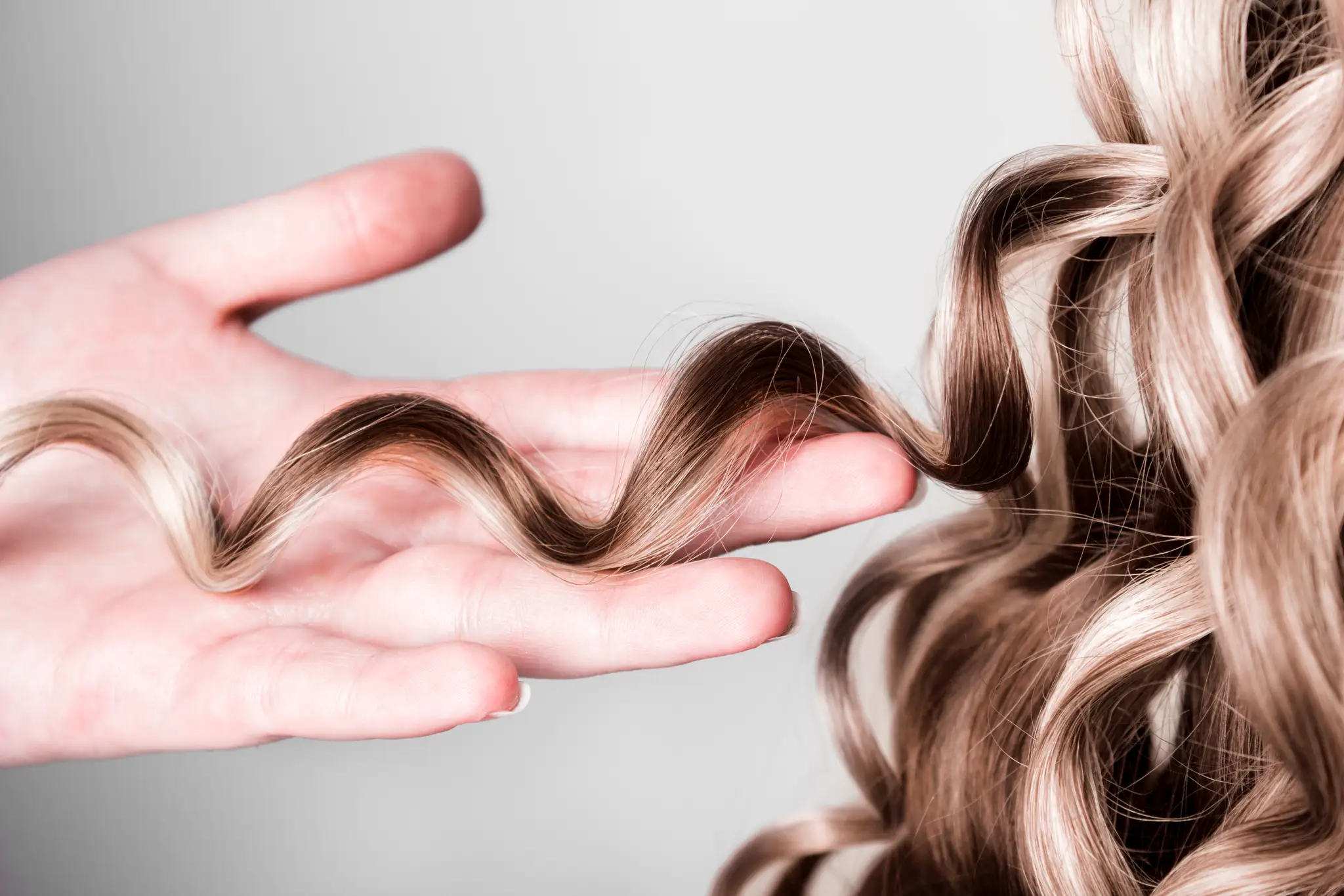 Loki na papiloty - jak kręcić włosy na papiloty, efekt curly girl