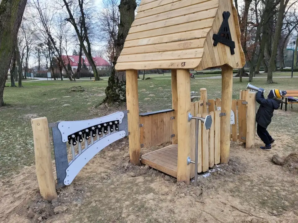 Robią drewniany plac zabaw w Parku Podzamcze (ZDJĘCIA) - tubalecznej.pl