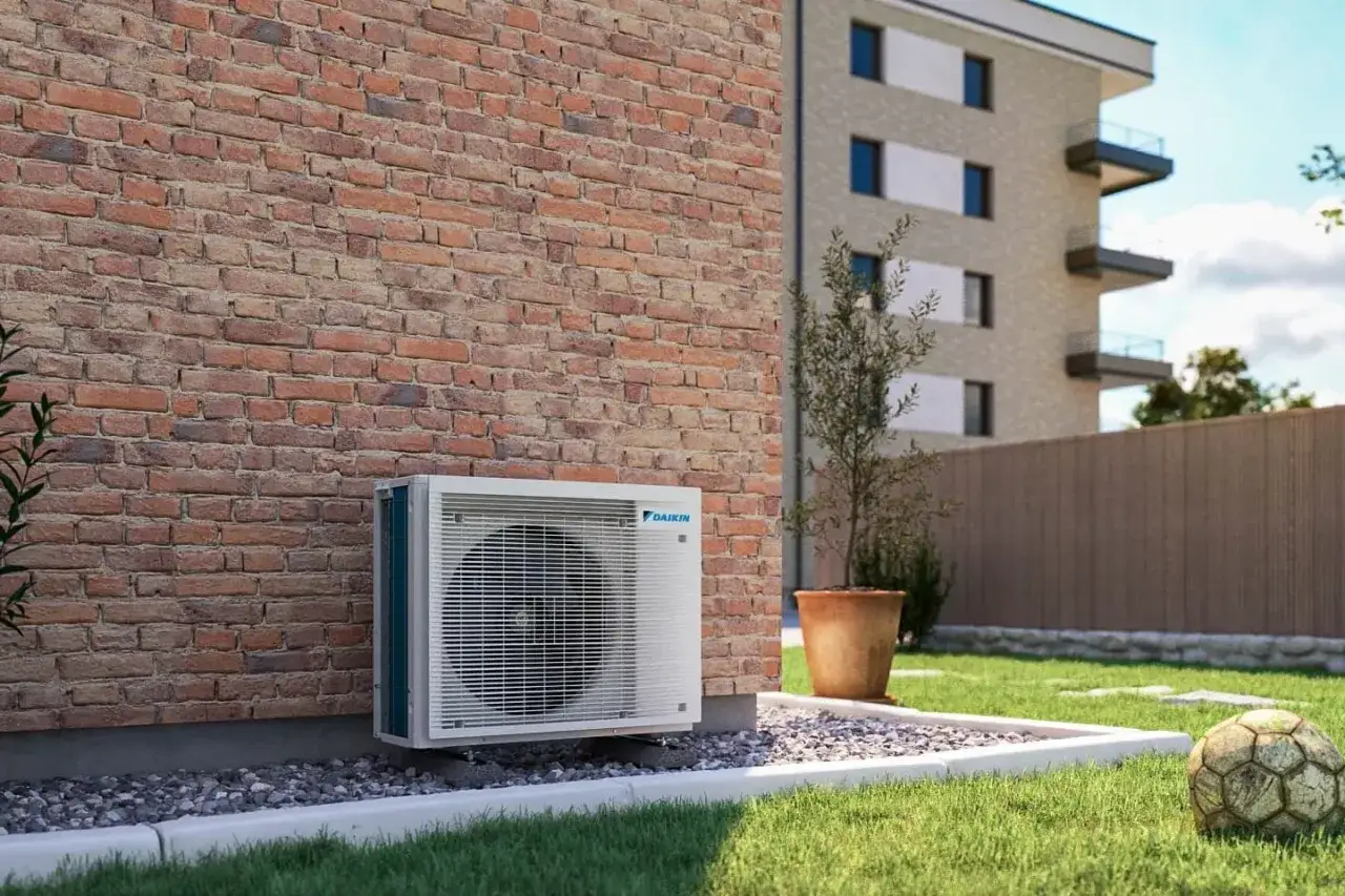 Pompa ciepła Daikin przy ceglanej ścianie. Nowoczesne ogrzewanie domu, które minimalizuje zużycie prądu.