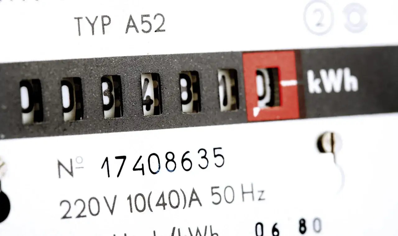 Licznik energii elektrycznej pokazuje zużycie 3330 kWh. Zastanawiam się, jaka będzie cena za 2 kWh.