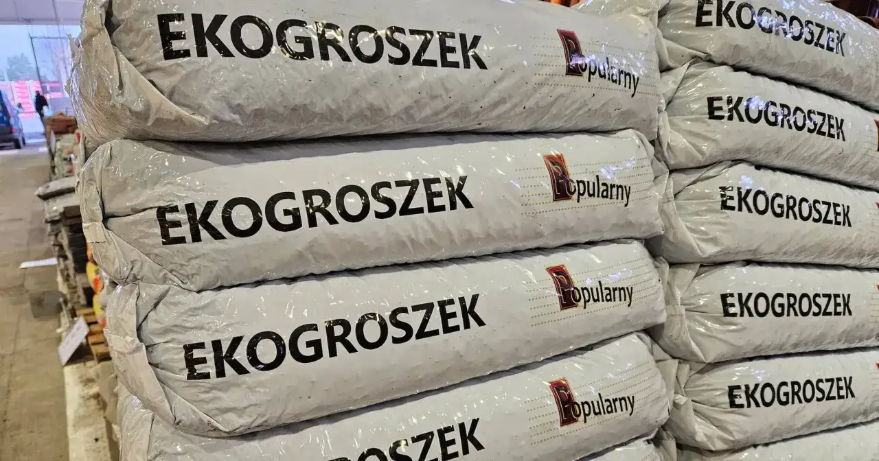 Stos worków ekogroszku "Popularny". Cena za tonę ekogroszku zależy od dostawcy i jakości.