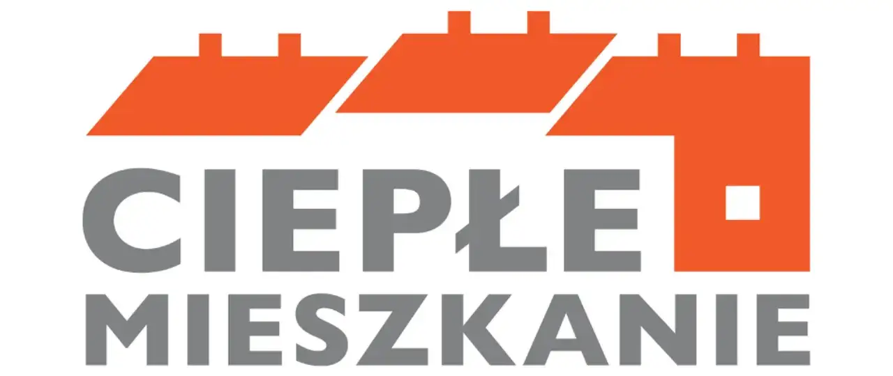Szare litery "CIEPŁE MIESZKANIE" pod pomarańczowymi dachami domów. Program dofinansowanie ciepłe mieszkanie.