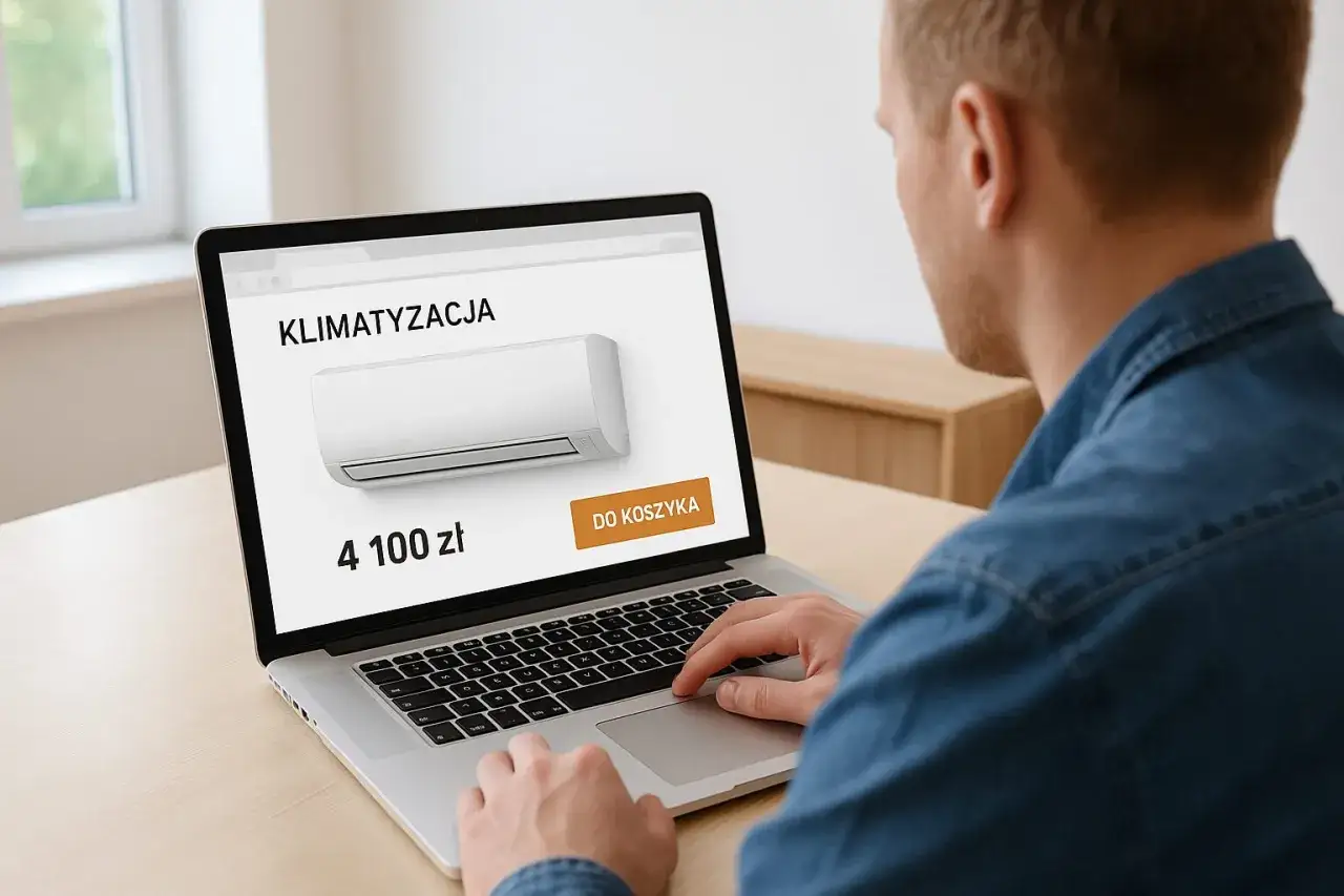 Sprawdzam, ile kosztuje montaż klimatyzacji. Na ekranie laptopa widzę cenę 4100 zł i przycisk "Do koszyka".