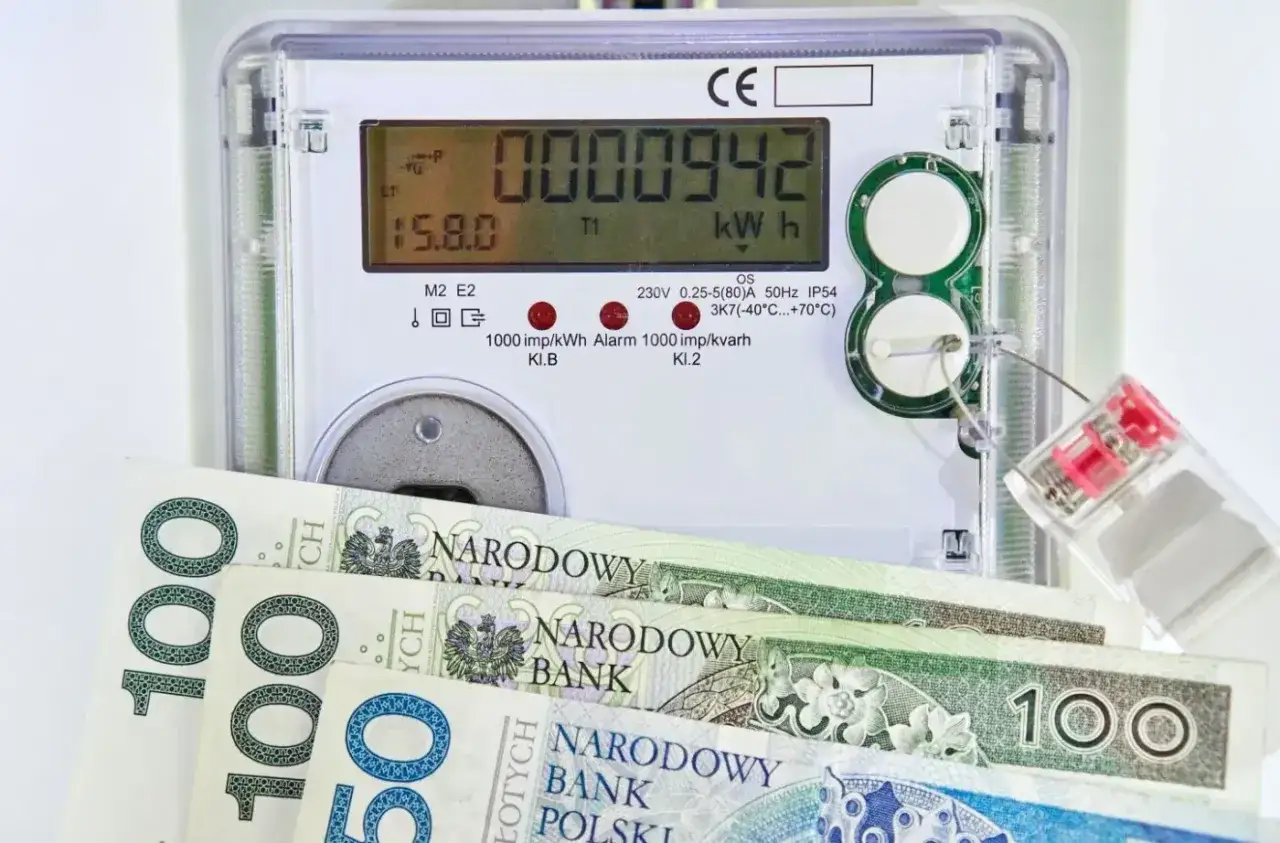 Licznik energii elektrycznej z banknotami 100 zł. Szukasz najtańszego dostawcy prądu? Sprawdź rachunki!