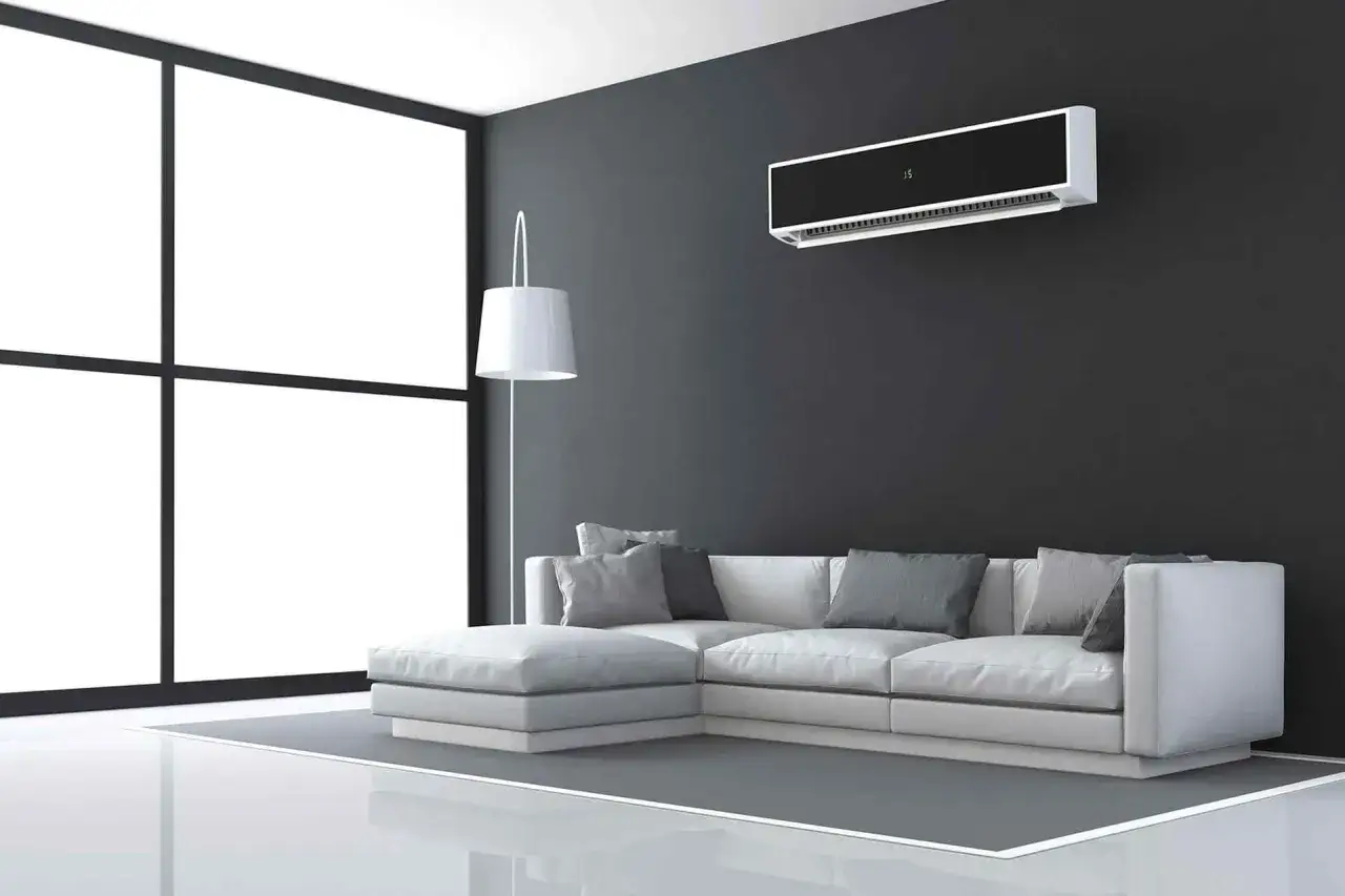 Nowoczesna klimatyzacja do mieszkania, idealnie komponuje się z minimalistycznym wnętrzem. Biała kanapa i lampa tworzą przytulną atmosferę.