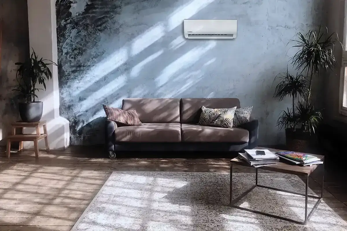 Nowoczesny klimatyzator nad kanapą w salonie, idealny jako klimatyzator do mieszkania w bloku.