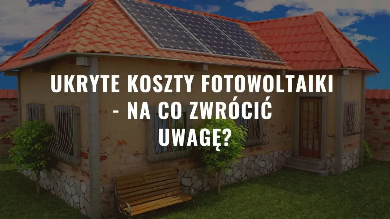 Dom z panelami słonecznymi na dachu. Napis: "Ukryte koszty fotowoltaiki - na co zwrócić uwagę?".