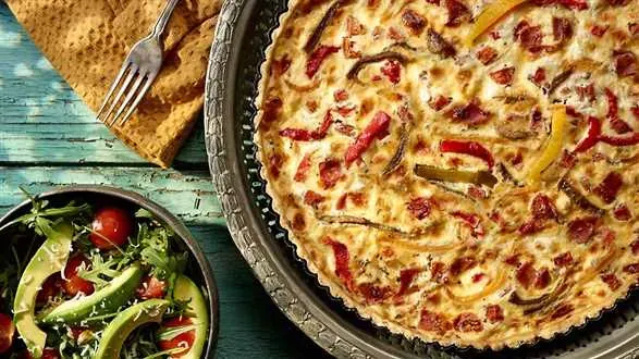 Quiche z pomidorami, papryką, kozim serem i kindziukiem