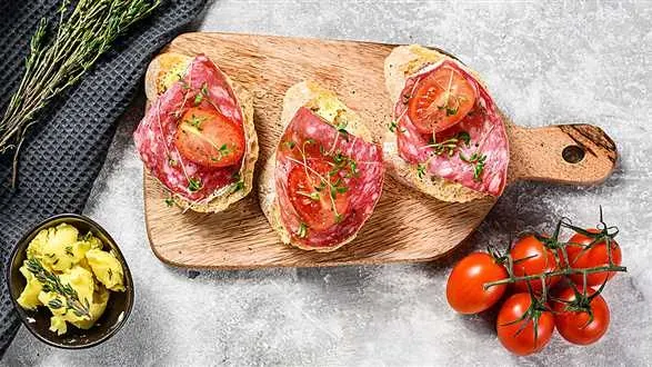 KANAPECZKI Z SAŁATKĄ POROWĄ I SALAMI