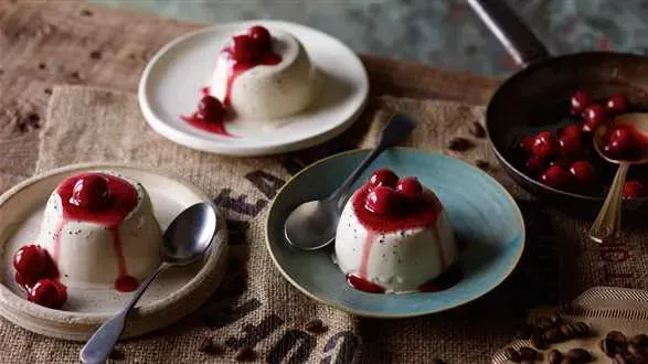 Kawowa panna cotta z wiśniami
