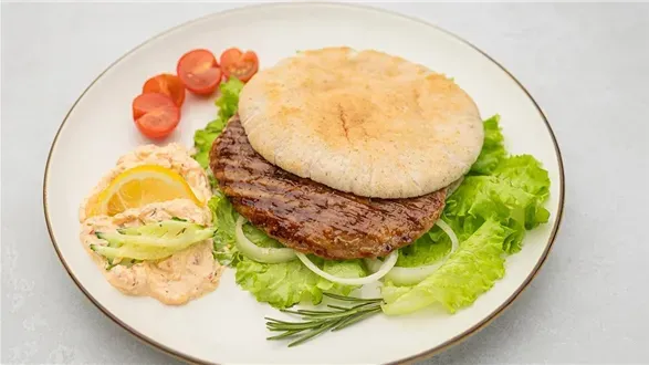 Pljeskavica — bałkańskie grillowane mielone
