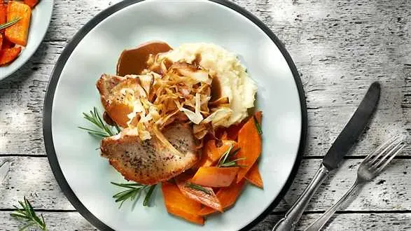 Pieczony schab wieprzowy z purèe z selera, pieczoną marchwią i sosem z ciemnego piwa