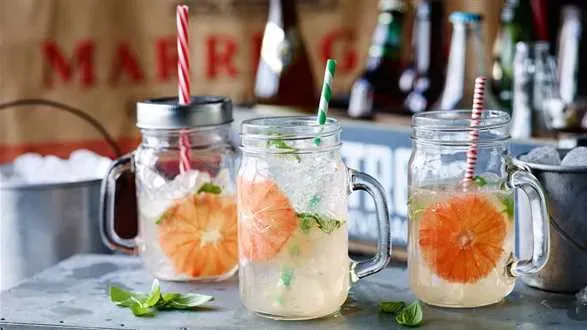 Lemoniada z różowego grejpfruta z kardamonem