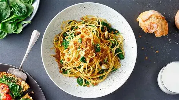 Spaghetti z okruszkami – sposób na czerstwe pieczywo