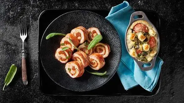 Schab faszerowany pesto z suszonych pomidorów z clafoutis z pomidorkami, oliwkami i fetą