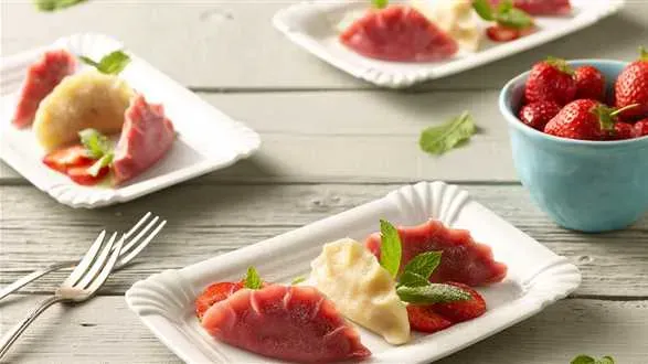 Pierogi z truskawkami i śliwkami