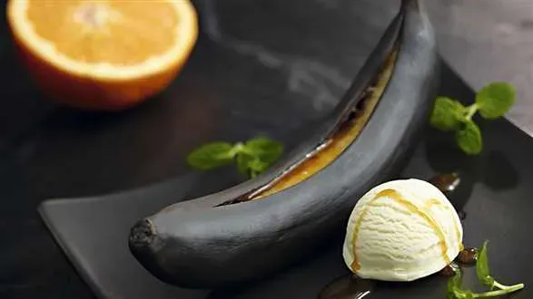 Grillowane banany z sosem i lodami waniliowymi