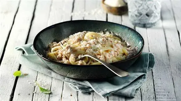 Białe bolognese