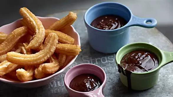Churros — hiszpańskie pączki z sosem czekoladowym