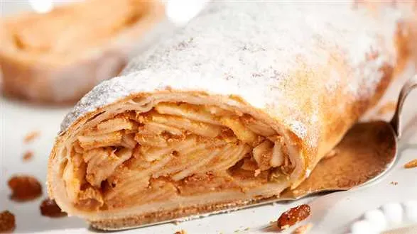 Strudel jabłkowy z lodami śmietankowymi i sosem waniliowym