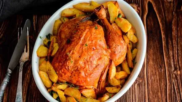 Perliczka pieczona w tymianku z ziemniakami