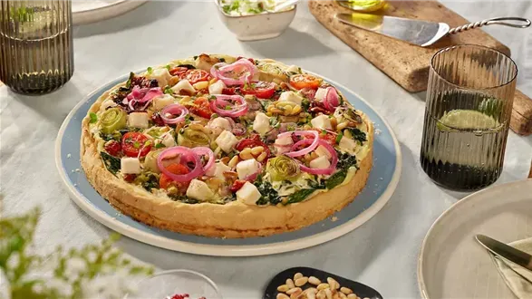 Quiche z nadzieniem szpinakowo-porowym z pomidorami