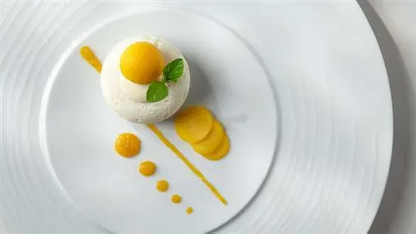 Orientalny deser ryżowo-kokosowy z mango
