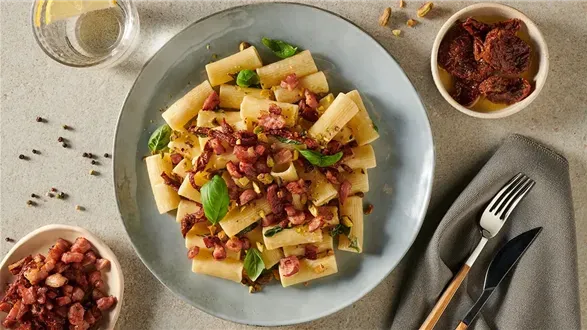 Rigatoni z ricottą, boczkiem i pistacjami