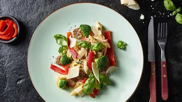 Penne z białą kiełbasą i pieczoną papryką