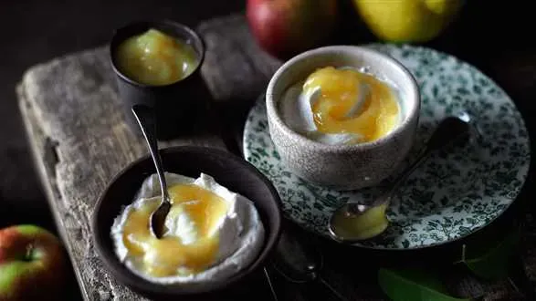 Mus jabłkowo-pigwowy z serkiem waniliowym