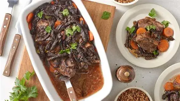 Piersi z gęsi z podgrzybkami lub borowikami