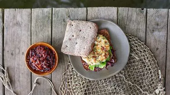 Burgery z karpia z konfiturą z czerwonej cebuli