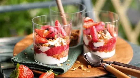 Chrupiące musli z rabarbarem i jogurtem