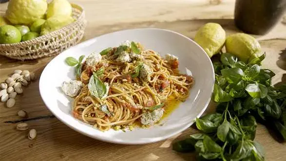 Spaghetti z pomidorami i pastą z sera ricotta