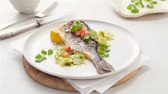 Pieczona dorada z salsą pomidorową i młodą kapustą