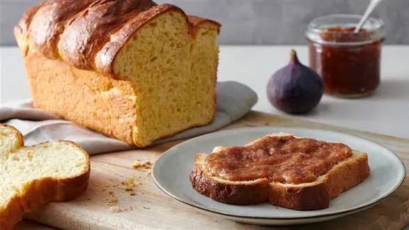 Chleb brioche z musem figowym