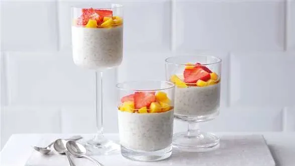 Pudding ryżowy z kardamonem i sałatką z mango