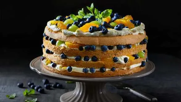 Tort owocowy z bitą śmietaną