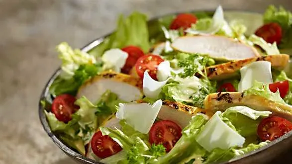 Sałatka à la Cesar z soczystym kurczakiem