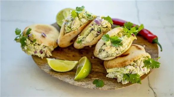 Arepas z pastą z kurczaka i awokado