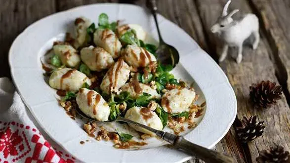 Kawałki sera koziego na roszponce z orzechami