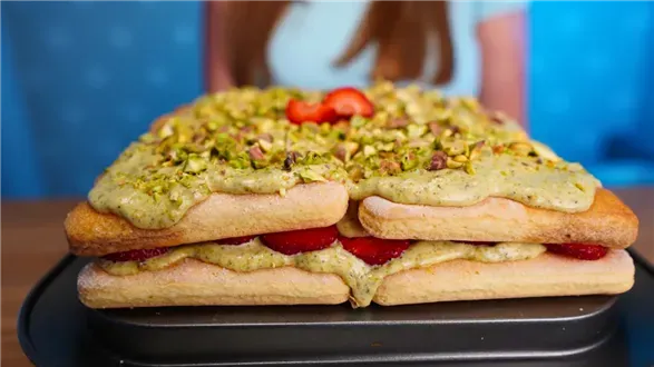 Tiramisu pistacjowe z truskawkami