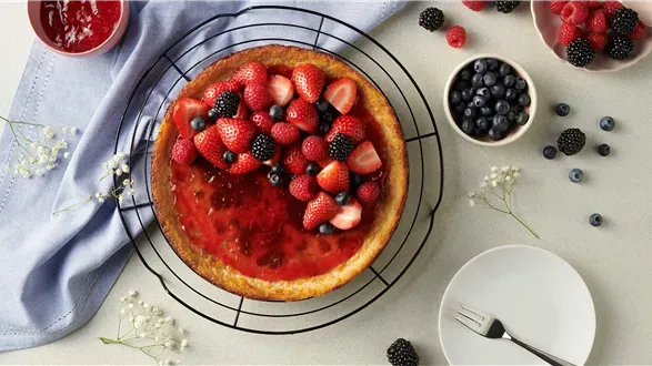 Wegański sernik roślinny na ciasteczkowym spodzie